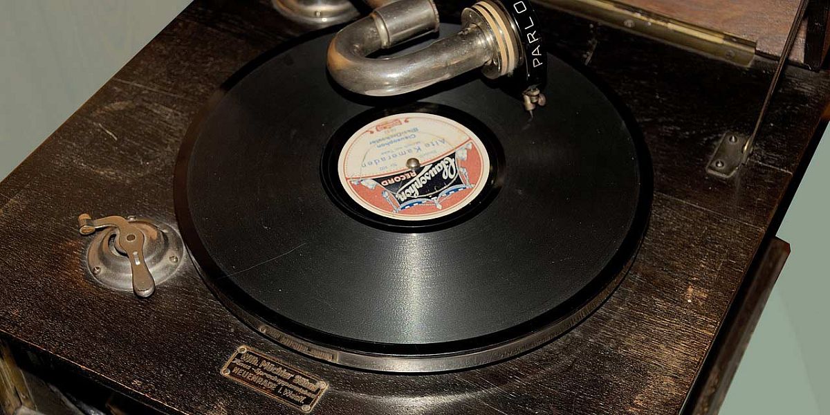 shellac disc on gramophone