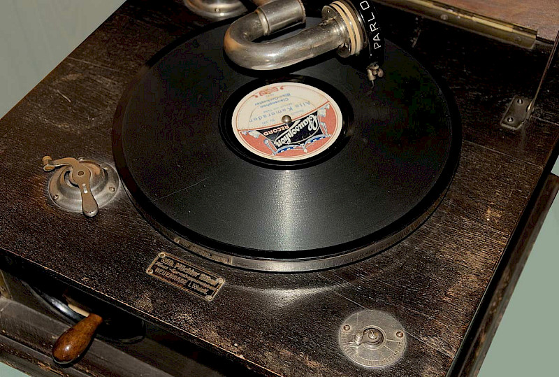 shellacr record and gramophone player