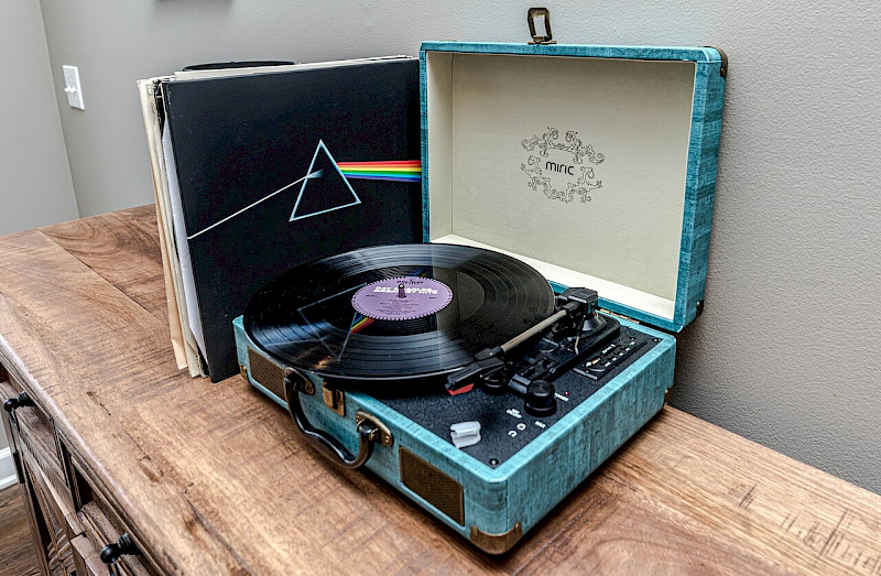 Portable vinyl record player