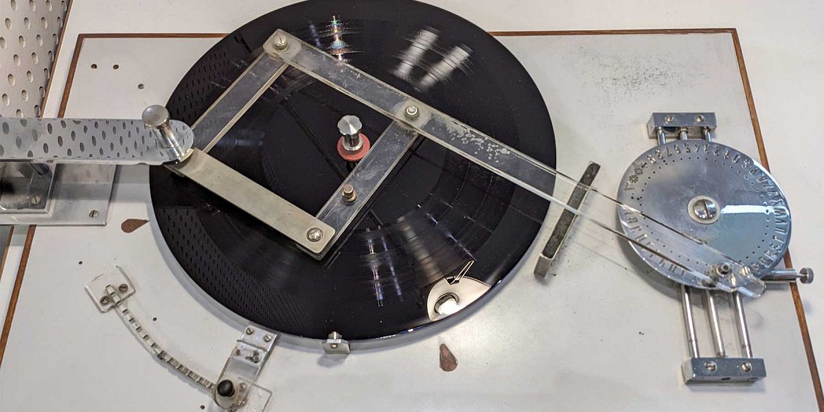 Pantograph for engraving matrix numbers to a vinyl record