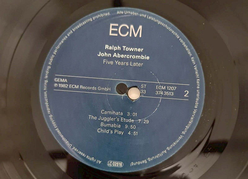 Vinyl record with misaligned centre hole